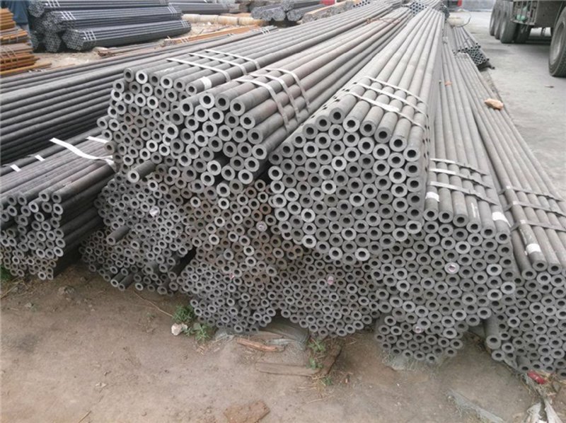 在金属材料工程领域，选择合适的金属材料至关重要。本文将通过具体案例分析，探讨不锈钢板与合金钢管的应用场景及其优缺点。